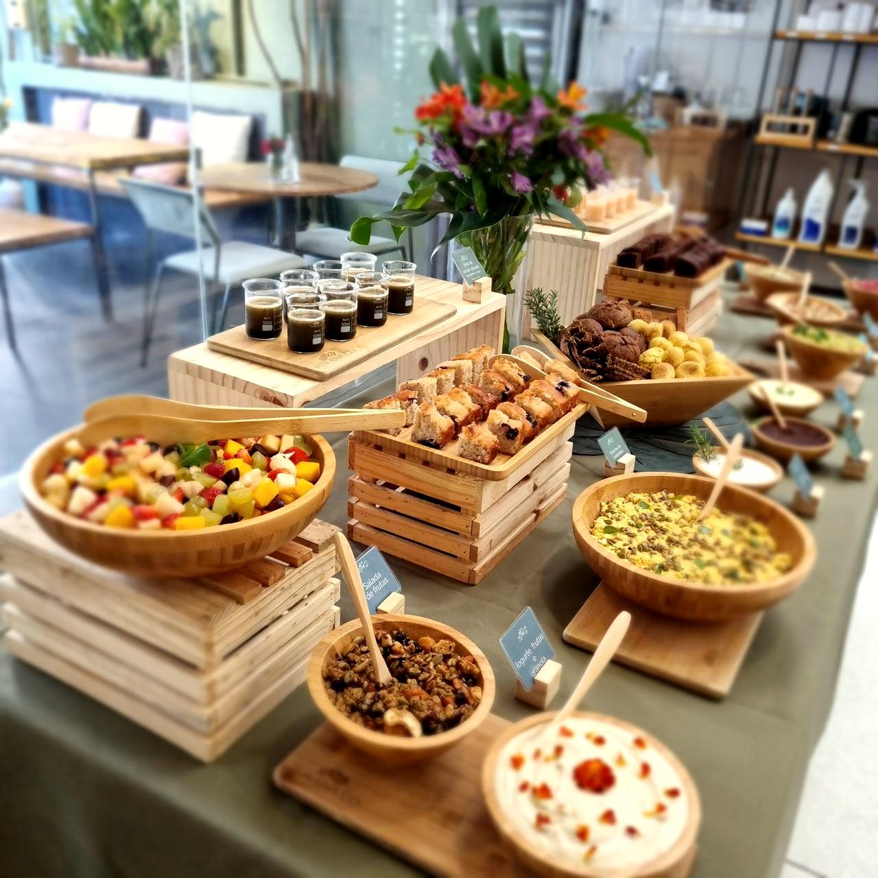 Buffet de café da manhã do Purana com salada de frutas, granola, pães e shots