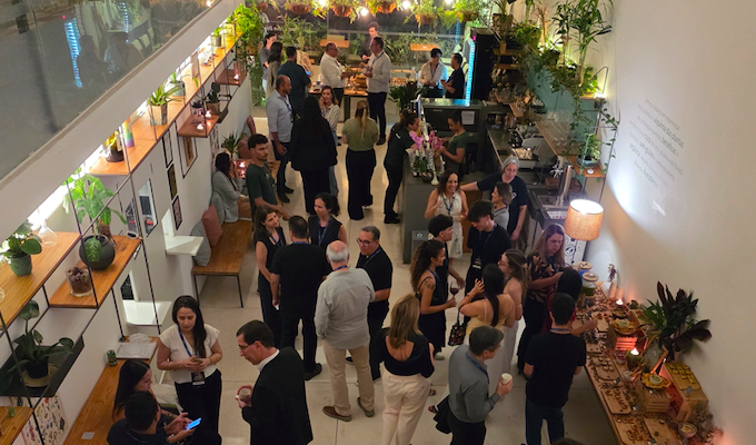 Happy hour com drinks botânicos e comidinhas no aFlora