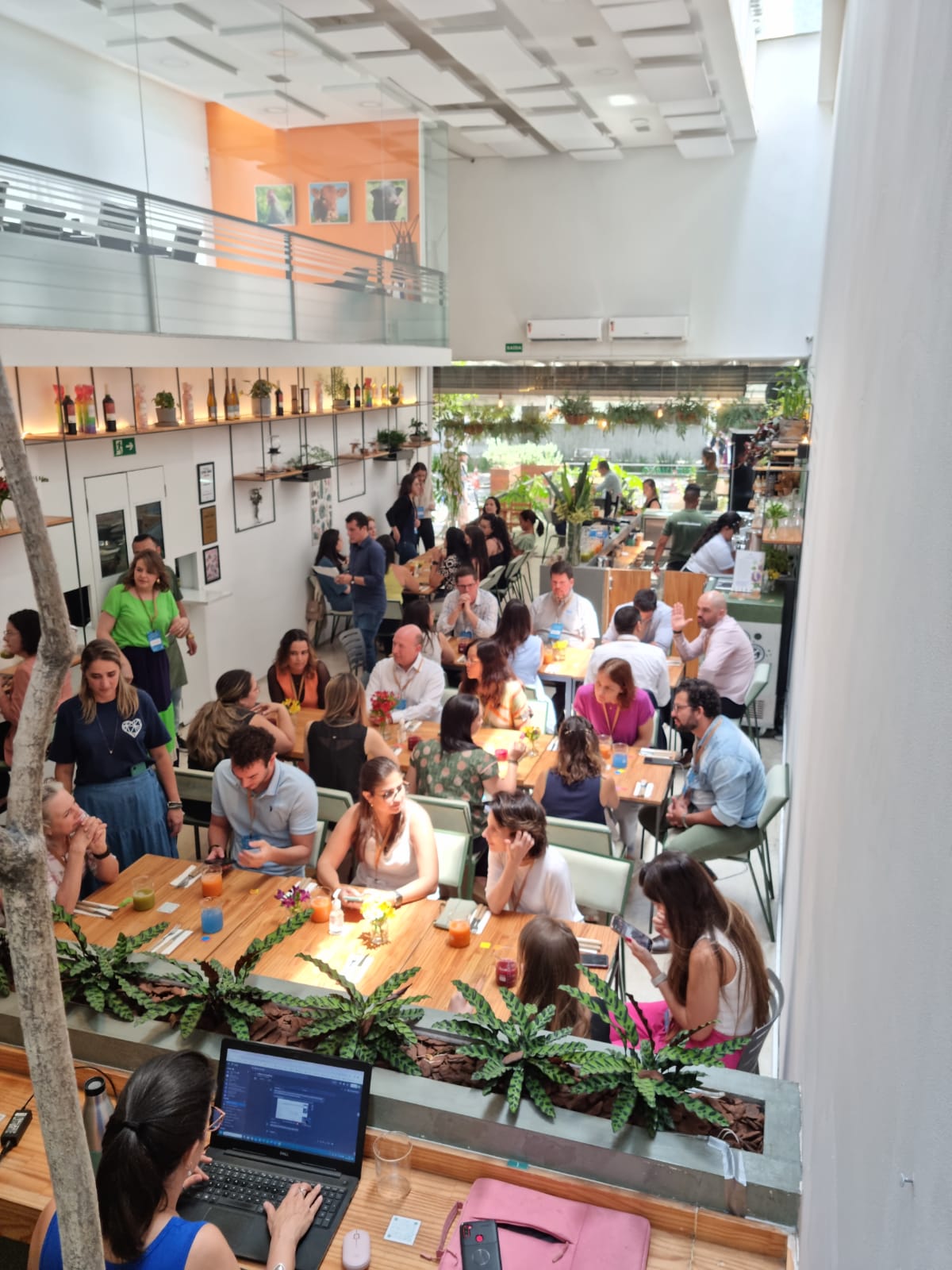 Salão do restaurante Purana montado para almoço de evento