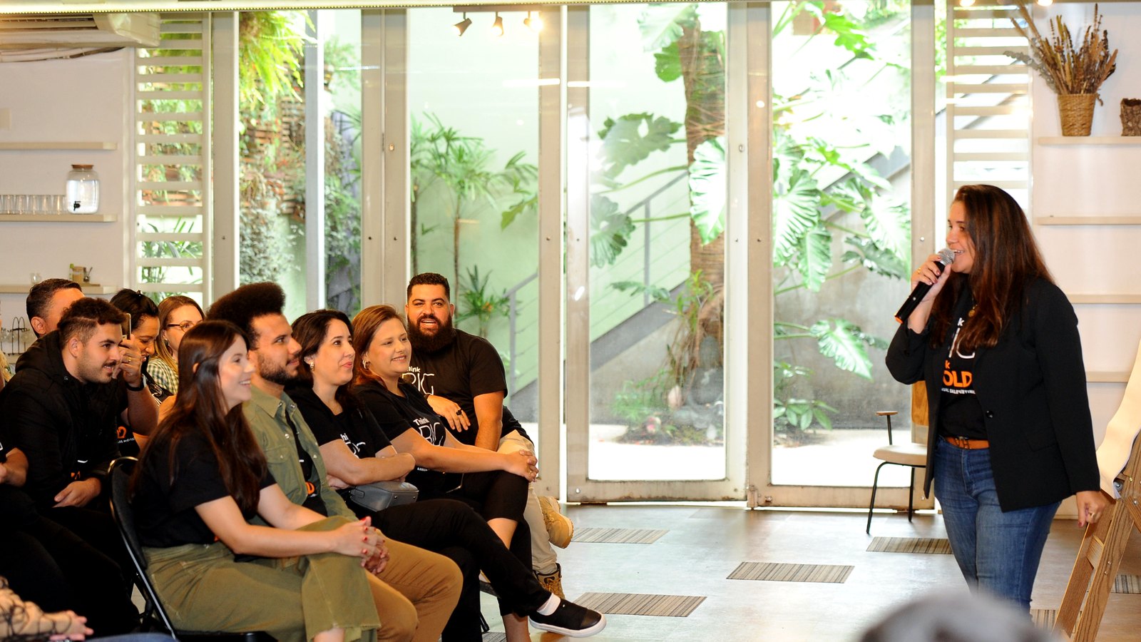 Palestra no salão com vista para o jardim vertical