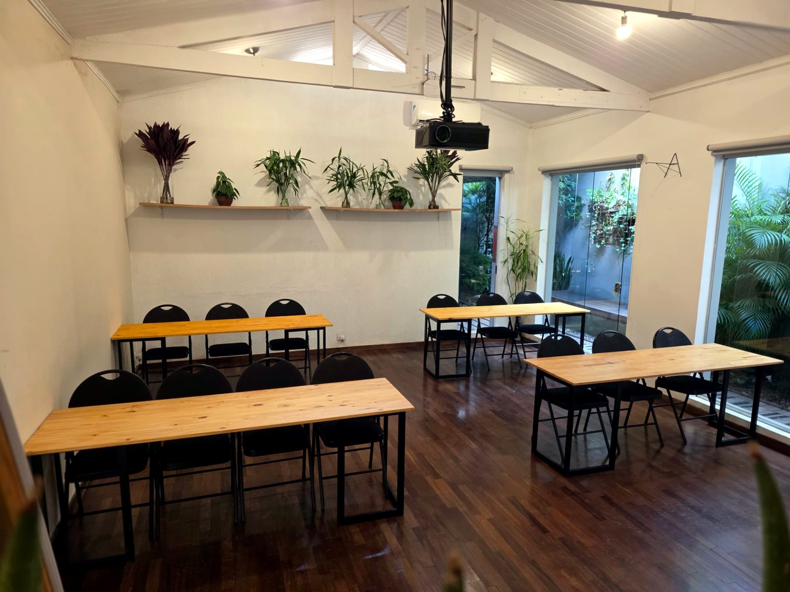 Sala Jardim montada em formato escolar com mesas de madeira