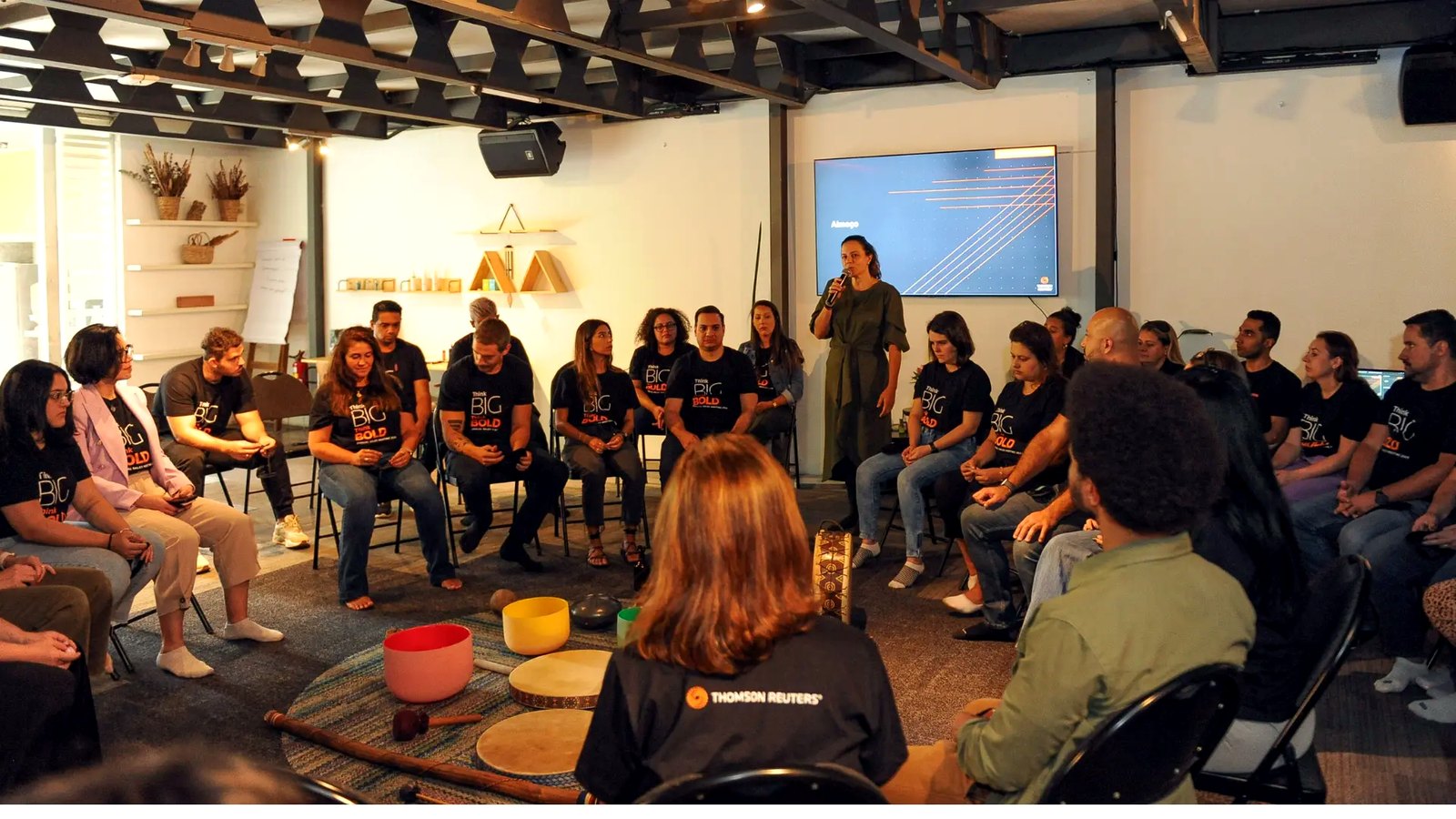 Círculo de conversa com instrumentos sonoros no salão principal