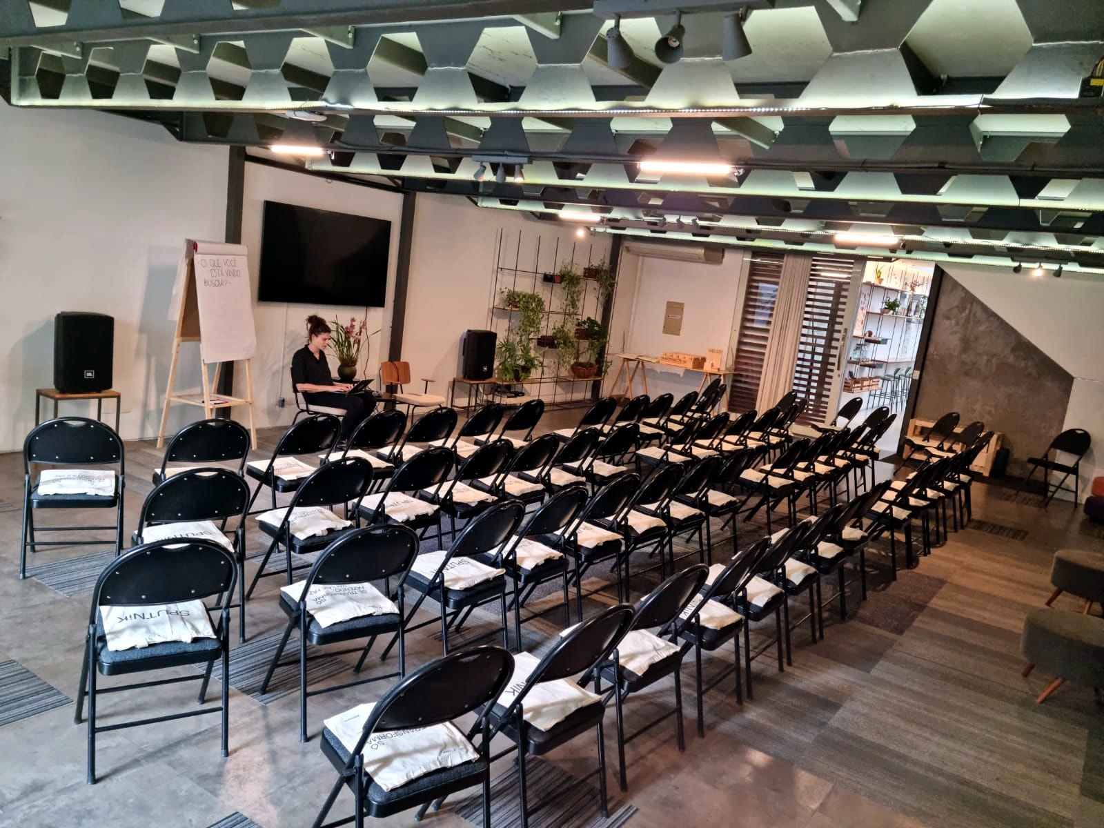 Salão montado em plateia para evento corporativo