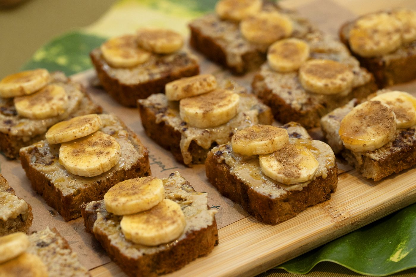 Fatias de banana bread com pasta de castanhas, banana e canela